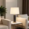 Sala de estar, estudio y dormitorio principal de estilo italiano, lujo ligero, con iluminación ambiental de alta gama, con decoraciones de mármol español natural, apto para villas