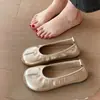 Zapatos de mujer 2026 de punta dividida sintética, zapatos de pezuña de cerdo, zapatos planos bajos sin cordones, zapatillas de ballet rojas, zapatos de mujer talla grande