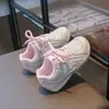 Tênis femininos, sapatos infantis, novo modelo outono 2026, tênis masculinos de sola macia, tênis de treino alemães em malha