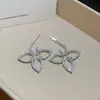 Brincos de Flor Vazada com Zircônia Agulha de Prata Moda Casual Simples Elegantes Versáteis Brincos de Luxo Leve de Alta Qualidade para Mulheres