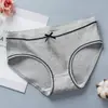 Venta directa en hilo de stock ropa interior de cintura media con lazo y huecos calados tallas grandes algodón en la entrepierna parte inferior triangular pantalones de semana para mujer