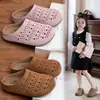 Sandalias Planas Cerradas de Verano para Niñas Estilo Retro Birkenstock con Calados Antideslizantes Cómodas Medias Pantuflas