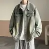 Jaqueta jeans masculina na cor amarelo-lama, corte solto, acabamento lavado, estilo retro americano, design casual, com gola de lapela estilosa, adequada para primavera e outono