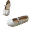 Sapatos Femininos 2026 Verão Novo Estilo Europeu Strass Versátil Nicho Sandália de Uma Tira Mary Jane Rasteirinhas de Boca Rasa