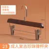 Tienda de ropa vintage colgador al por mayor antideslizante soporte para ropa de mujer perchero para colgar ropa de niños perchero para colgar ropa percha de madera de alta calidad con flocado