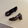 Sapatos de Salto Alto Redondos de Couro Brilhante Estilo Francês de 7cm para Mulheres, Scarpins Slip-On de Salto Bloco na Cor Nude, Coleção Primavera 2026