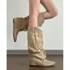 Botas Western Cowboy Marrons Versáteis Estilo Wasteland Botas Enrugadas para Mulheres com Aumento Interno de Altura e Emagrecimento Botas Longas Retrô