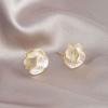 Brincos de pino de flor de camélia elegante francesa para mulheres leve luxo de alta qualidade nicho design gancho de orelha elegante all-match brincos elegantes
