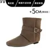 Versão em couro de botas femininas na cor marrom Maillard com bico quadrado pequeno, cano curto, aumento interno de altura, botas cowboy western emagrecedoras