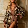 Estilo Europeu e Americano Primavera e Verão Sexy Camisola de Seda Falsa com Estampa de Leopardo, Roupa de Casa, Cardigã Sexy de Corte Amplo, Roupão com Amarração