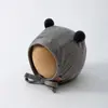 Chapéu de proteção para ouvidos de bebê em desenho animado, chapéu à prova de vento com laço de pompom duplo, touca para recém-nascido para todas as estações, chapéu de bebê quente