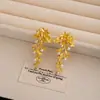 Pendientes de Aguja de Plata Estilo Metálico Exagerado de Lujo Ligero Pendientes con Borla de Flor de Perla Hoja Retro Pendientes de Nicho de Gama Alta