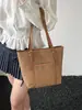 Nuevo bolso de gran capacidad para principios de otoño de 2026, bolso de hombro versátil y moderno para el trabajo, bolso tote casual vintage, bolso de mujer al por mayor