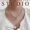 Collar con Colgante de Esmalte Jixiang y Piedra Natural para Mujer, Cadena de Clavícula Ligera de Lujo Nicho de Verano, Joyería de Cadena para el Cuello con Perlas de Alta Gama
