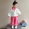 Conjunto de Gatinho Vazado com Manga Sino Estilo Coreano para Meninas Estilo Primavera/Outono 2026 Novo Conjunto de Duas Peças Estiloso para Menininhas Tendência