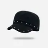 Gorra Plana de Ala Corta Estilo Retro Americano con Remaches para Mujer, Temporada Primavera y Otoño 2026, Estilo Coreano, Única, Moderna, Versátil, Gorra de Equitación para Adelgazar el Rostro