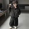 Conjunto Grosso Forrado com Fleece para Meninos Inverno 2026 Novo Cool Bonito Moderno Estilo de Rua Roupas de Inverno para Meninos Conjunto de Três Peças para Crianças Tendência