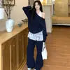 Foto real do conjunto de três peças para mulheres 18408, composto por camisa de renda com decote V para tamanhos grandes para primavera e outono, moletom azul marinho com gola inclinada e calça casual estilosa.