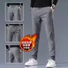 Pantalones negros para hombre con forro de polar, estilo coreano, talla grande, corte ajustado, pierna recta, business casual, otoño e invierno, stock de fábrica
