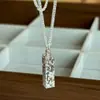 Pingente de Barra de Ouro Pequena Gelo Triturado Quadrado da Sorte Colar Feminino Estilo Old Money Design Pesado Corrente de Clavícula com Corda Trançada para Casal
