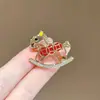 [Feliz Ano Novo] Broche de Pônei Vermelho com uma Vibração Festiva de Ano Novo, Requintado e Fofo, Broche Versátil e Moderno