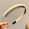 Diadema Antideslizante Dentada para Mujer 2026 Nuevo Estilo Versátil para Salir, Hace que la Cara Parezca Más Pequeña, Elegante Accesorio para el Cabello de Diadema Alta