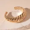 Pulsera Geométrica Cuadrada de Metal Europea y Americana con Forma de Ola Retorcida Pulsera de Personalidad Temperamental Joyería de Lujo Ligero de Alta Gama Transfronteriza