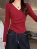 Blusa de outono e inverno com decote em V e design cruzado para mulheres, apresentando botões laterais, detalhes plissados, barra curva e uma base de manga longa elástica e justa