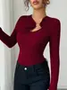 Camiseta de manga larga de metal retorcido estilo europeo y americano, camiseta básica de color liso ajustada con huecos, admite personalización OEM para ropa de mujer