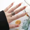 Anel Aberto com Design de Nicho Interessante Feito de Aço Inoxidável, Anel para Dedo Indicador com um Toque de Luxo Leve, Moderno e Fashion, Acessório Versátil Estilo Coreano