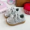 Zapatos de Suela Blanda para Niñas Estilo Forrest Gump 2026 Primavera/Verano Nuevos Zapatos Casuales Versátiles de Moda con Cordones, Perlas y Lazos