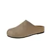 Chinelos Elegantes com Dedos Separados e Fechados para Mulheres 2026 Outono Novo Versátil Aumentador Interno de Altura Slip-On Sapatos Preguiçosos Meio Chinelos de Exterior