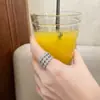 Anillo de Zirconia Súper Brillante Ancho de Tres Capas Pavimentado para Mujer Nuevo Estilo Diseño de Nicho Lujo Ligero Versátil Abierto Ajustable Anillo de Dedo para Mujer