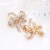 Elegante broche de lazo incrustado de diamantes, diseño de lujo ligero totalmente de diamantes, pin versátil para traje, accesorio de ropa anti-exposición