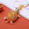 Exquisito nuevo modelo de llavero de coche de tortuga con diamantes completos, colgante para bolso de mujer, llavero de metal, pequeño regalo creativo al por mayor