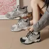 Zapatos de senderismo retro, tenis gruesos de suela gruesa, nuevo estilo para mujer para 2026, zapatillas deportivas casuales, perfectos para combinar con pantalones de pierna ancha en otoño