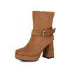 Botas de tornozelo plataforma estilo europeu e americano em couro envernizado com fivelas de metal, saltos grossos, botins da moda, tamanho grande para exportação, botas femininas sexy de salto alto