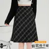Foto real de falda midi de cuadros cepillados vintage casual línea A para mujer, nuevo otoño 2026 cintura alta adelgazante con encaje
