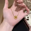 Loja de Ouro Mesmo Estilo Ouro Areia Super Brilhante Deslumbrante Anel Redondo Colar Cintura Fina Simples Moda Elegante Versátil Pingente Joias para Mulheres