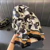 Novo Lenço Estampado Estilo Coreano de Algodão e Linho Imitado para Transmissão ao Vivo 2025 Cachecol Quente Clássico Europeu e Americano para Outono e Inverno com Xale
