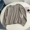 Camiseta de Manga Larga Retro con Cuello Henley de Rayas Finas para Mujer, Cierre de Medio Botón y Bolsillo, Versátil en Múltiples Colores, Top Base
