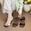 Primeiro encontro com o charme vintage! Sandálias de salto alto femininas de verão 2026 com bico quadrado em camurça, tira plissada e salto fino