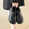 2026 Sapatos Femininos Versáteis de Salto Grosso Estilo Britânico Elegante Mocassins de Calçar Retro com Sola Grossa Novo Modelo