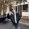 Chaqueta con Capucha de Cuero PU Empalmado Falsa de Dos Piezas para Hombre, Nuevo Estilo Otoño e Invierno, Resistente al Frío, Corte Holgado, Moderna, Top Versátil para Parejas