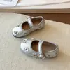 Sapatos de couro para meninas, sandálias pretas, sandálias estilo britânico, sapatos de performance estilo princesa europeia e americana, novos sapatos de bebê da moda com sola macia para o outono
