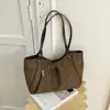 Bolso de mano retro de lunares estilo coreano, nueva colección principios de otoño 2026, moderno y único, bolso de hombro de gran capacidad