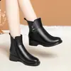 Botines de cuero suave con tacón grueso de invierno para mujer, zapatos de lana, algodón y cuero con forro polar de tacón medio para madres de mediana edad, zapatos de algodón, botas de talla grande