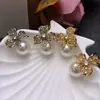 Brincos de Pérola Flor Dourada para Mulheres 2026 Novo Estilo Quente Brincos de Alta Qualidade Extremamente Bonitos e Únicos e Joias de Orelha Bonitas