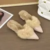 Novas pantufas femininas de algodão para uso externo, confortáveis e peludas, com saltos grossos, saltos baixos, bicos finos da moda e design peludo, 2026