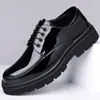 Zapatos de hombre de cuero patentado de fábrica original, estilo británico transpirable, suela gruesa brillante, que aumentan la altura, adecuados para trajes, bodas y novios